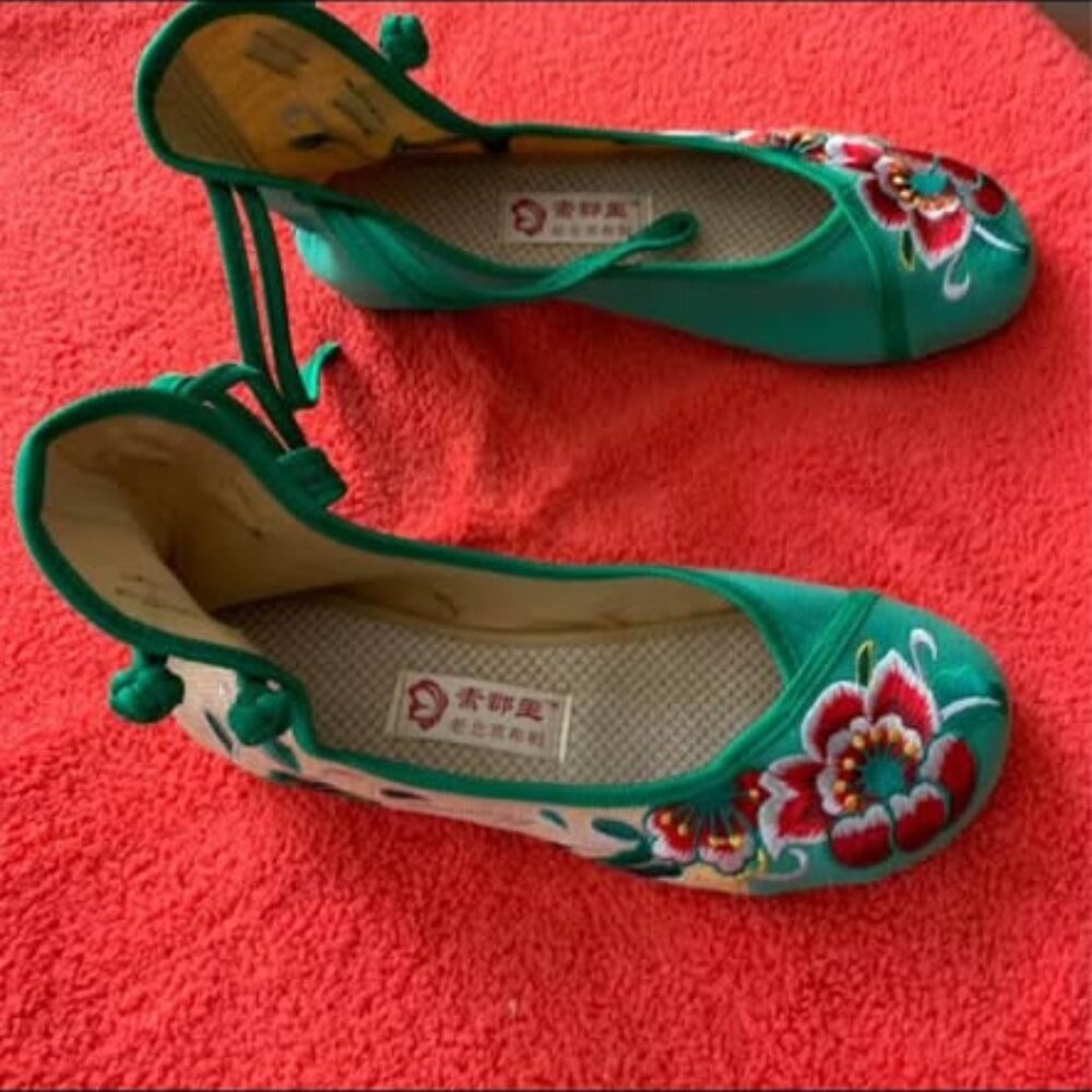 Embroidered Green Floral Ballet Flats with Ankle Tie